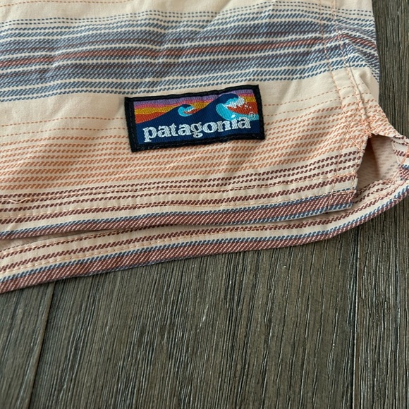 Patagonia Men's Wave Farer Volley Shorts. 5.5 inch inseam. - Picture 4 of 6